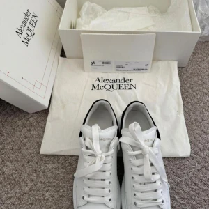 Alexander McQueen vita sneakers - Säljer mina McQueens då jag inte använder dem tillräckligt ofta. Självklart äkta! Köpta på mytheresa som ni även får med kvitto ifrån samt kartong och allt som är på bilderna. 