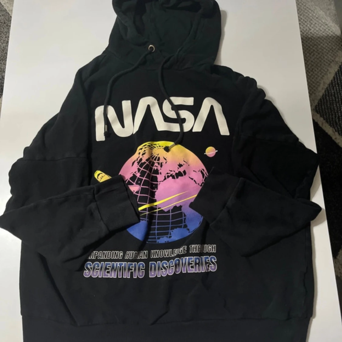 Svart NASA hoodie med färggrafik