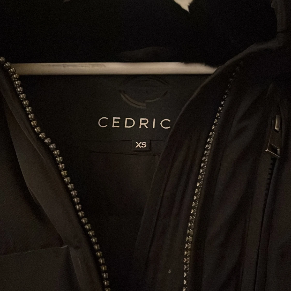 Svart pufferjacka med päls från Cedric - 2