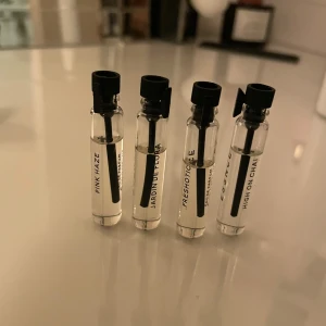 Essence parfymprover, 9 olika dofter - 9 olika testers! Pink Haze, Jardin de Flora, Freshotic, High on Chay, Sugar Kiss, Dewy Desert, Toxique, Coco on the Beach och Chocolat Chaud. De 5 som ligger i är i princip fulla, de andra 4 syns på bild hur mycket som är kvar. Perfekt för dig som vill testa nya dofter och hitta din favorit!