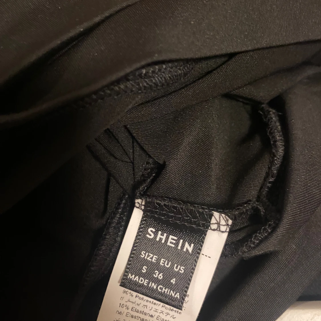 Svart croppad topp från SHEIN - 2