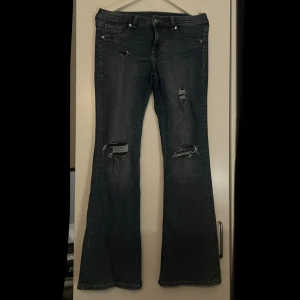 Jeans med slitningar  - Säljer dessa super snygga low waist jeansen med lite hål och slitningar, storlek 38! Köpta för ganska länge sen på H&M men har knappt använt! Pris kan diskuteras, skriv privat för mer frågor och funderingar 🥰