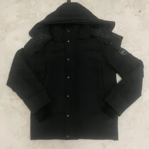 Canada goose jacka - 🧥 Färg: Svart 📏 Storlek: XS (passar ca 165–178 cm) ✨ Skick: Felfri i toppskick! 🔥 Klassiska Wyndham Parka Black Label, supervarm och stilren vinterjacka. 🧊 Perfekt för kalla dagar, med avtagbar huva och ikonisk Black Label-patch på ärmen.