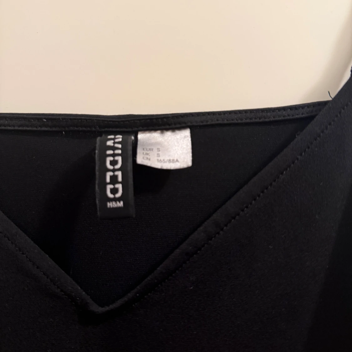 Svart klänning med glittriga axelband H&M - 2