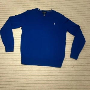 Ralph lauren tröja - Klassisk blå tröja från Polo Ralph Lauren i storlekn 18-20 (XS/S) skulle säga att den passar lite mer åt S men funkar för båda. Andväd 3-4 gånger, säljer då den är för liten. Ny pris 1699. Skriv gärna om fler bilder eller så, Pris kan diskuteras litegrann 