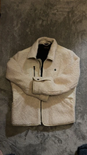 Morris fleecejacka   - Säljer en fleecejacka från Morris som är knappt använd. Säljer den för att jag inte haft en användning av den och även för att den sitter lite kort som ni kan se på första bilden. Hör av er vid funderingar!