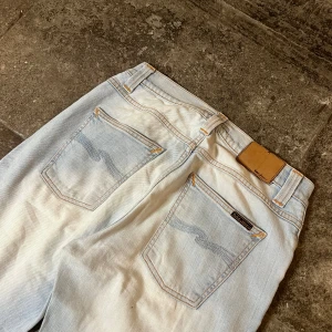 Ljusblå Nudie Jeans - Lean Dean - Tja! säljer mina riktigt sköna ljusblåa lean seans i 29/32 (sitter mer som en 30/32), bra skick och allt👏