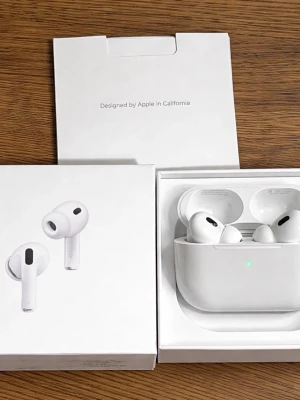 Apple AirPods Pro 3 trådlösa hörlurar helt nya - Säljer ett par vita Apple AirPods Pro 3 med laddningsetui. Hörlurarna har en stilren och kompakt design med silikonproppar för bra passform. De är tillverkade i plast och levereras i originalförpackning. Perfekta för dig som vill ha grymt ljud och smidig anslutning.