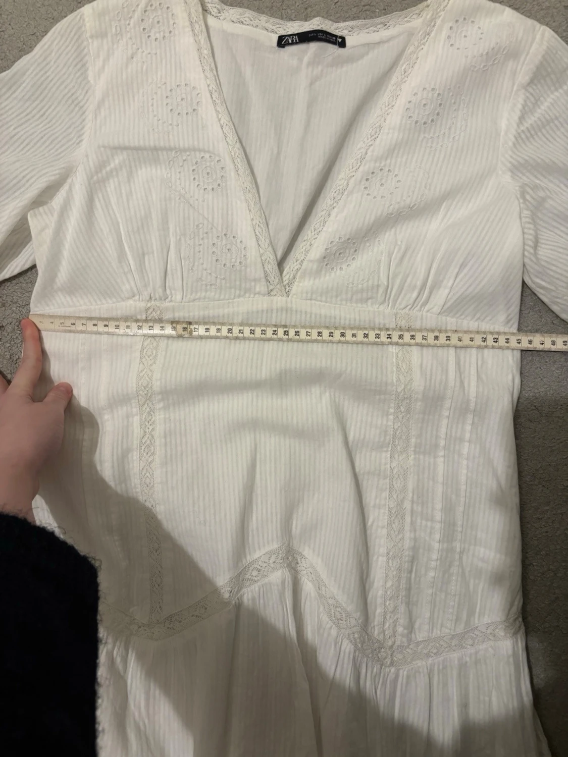 Vit kortklänning med spetsdetaljer - 5