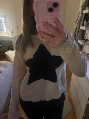 Stickad tröja med en stjärna - Jätte söt och JÄTTE skön tröja från Nelly. Kommer inte till använding. Storlek M men passar mig som har Xs/S