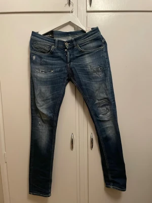 Dondup George jeans - Riktigt snygga jeans med tvätt och slitningar från fabrik! Storken 31. Dom är lagade i skrevet men gjort proffsigt! Skriv vid frågor 