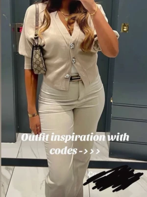 Beige kortärmad cardigan med knappar - Stilren beige cardigan med korta ärmar och stora dekorativa knappar framtill. Modellen är croppad och har v-ringad hals. Perfekt att styla över ett linne eller t-shirt för en trendig look. En knapp har dock ramlat av, men ser väldigt lätt att sy den tillbaka utan problem