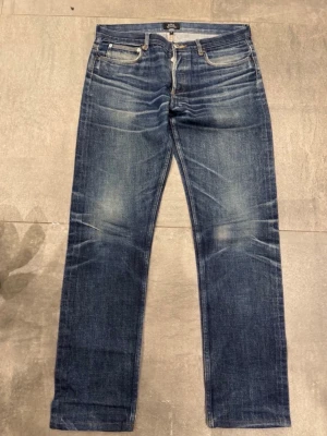 A.P.C selvedge jeans - Riktigt fräna A.P.C selvedge jeans | Storlek: 32 | Nypris: 3000kr | Inga defekter | Med slitningar | Skriv om du har funderingar | Kan mötas upp | 