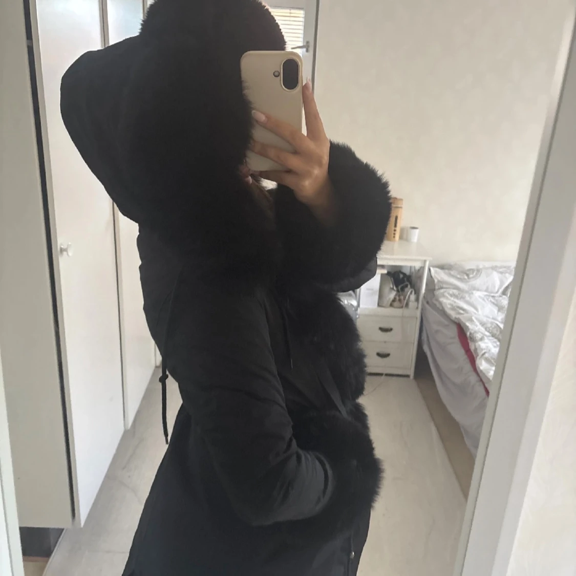 Svart pälsjacka med stor krage - 3