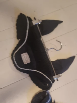 Marinblå equiline huva med silver detaljer - bra skick, knappt använd och fint tyg.