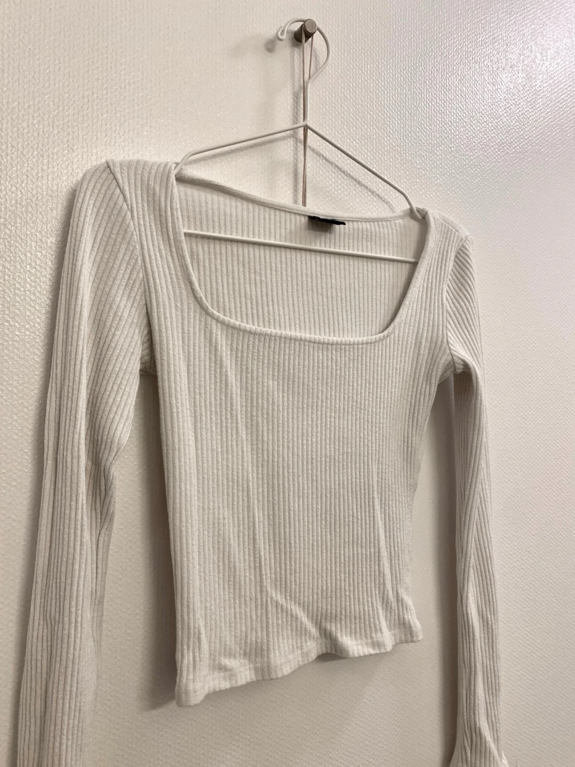 Vit ribbad topp från Gina Tricot - 2