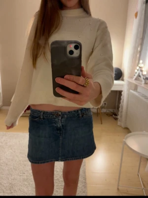 Blå jeanskjol från Wrangler - Säljer en låg midjad jeanskjol från wrangler ❣️