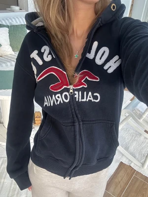 Hollister zip original  - En zip från Hollister i storlek S. Kan upplevas större i storlek, likt en M. Jag fraktar inom 24h, frakt med PostNord prioriteras. Se liknande plagg i min profil! 