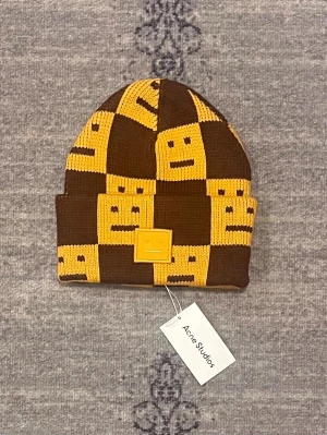 Acne studios mössa - Brun/gul acne studios mössa snygg i ovanlig färg. Passar både män och kvinnor skriv vid funderingar eller pris förslag.