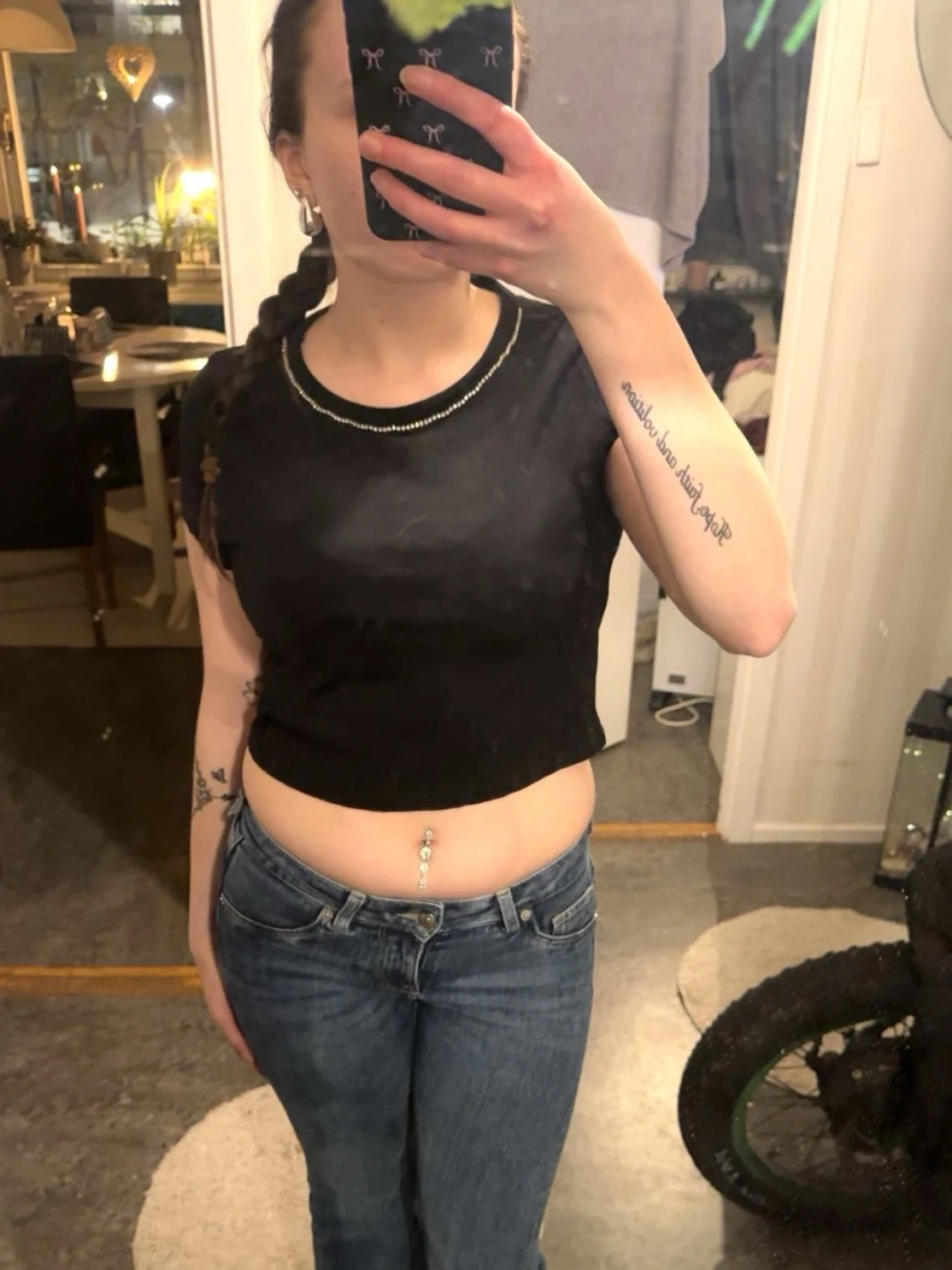 Svart croppad topp med kort ärm