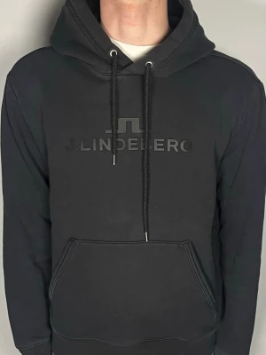 J.Lindeberg hoodie  - Säljer en riktigt snygg och trendig J.Lindeberg hoodie i fint skick, storlek M, vid frågor är det bara att skriva //Gramenti