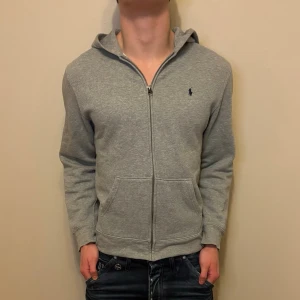Ralph Lauren  - Tja! Säljer en Ralph Lauren Hoodie i storleken (S)-skick 9/10. Vid minsta lilla fundering hör av er!