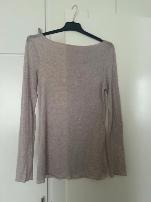 Intimissimi topp - Jättefin topp som inte kommer till användning längre. Sparsamt använd förutom ett pyttelitet hål i armhålan som inte syns vid användning. Kan gå ner i pris vid snabb affär 