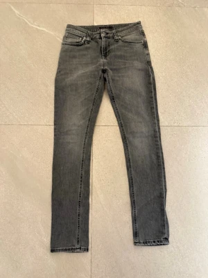 NUDIE JEANS - Säljer dessa snygga Nudie jeans i bra skick. W 27 L 30. Pris :-449 Nypris ca :- 2000 vill ni ha fler bilder så är det bara att skicka iväg ett meddelande!🙌