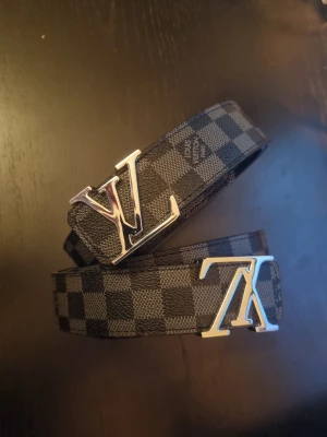 Två snygga bälten - Hej, jag säljer 2st snygga bälten billigt. Skickar snabbt