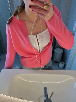 skrikrosa kofta  - Snyyyyyggaste koftan från zara!!🩷🩷