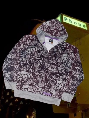 No Fear zip up - As fet hoodie från No Fear. Grå och svart med toner av lila. Storlek L. Bra skick (liten fläck på sista bilden)