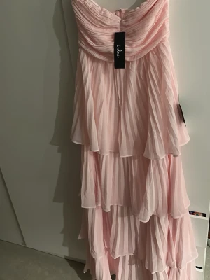 Ljusrosa långklänning från Lulu❣️ - Fin rosa balklänning från Lulus! ❣️ säljer den då jag inte riktigt var nöjd med den! Den är helt ny och alla lappar är kvar ❣️
