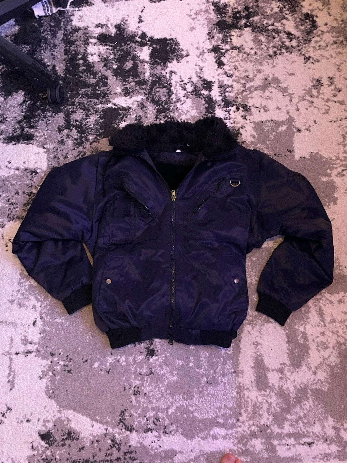 Mörkblå bomberjacka med fuskpäls