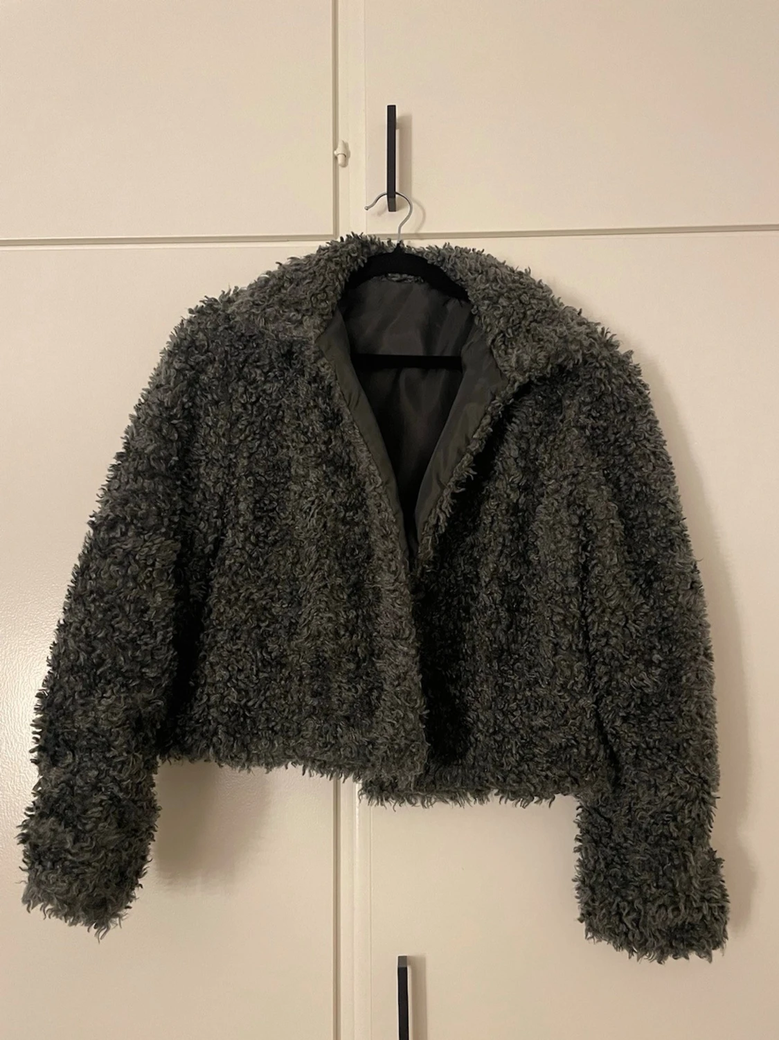 Mörkgrå teddyjacka med krage - 1