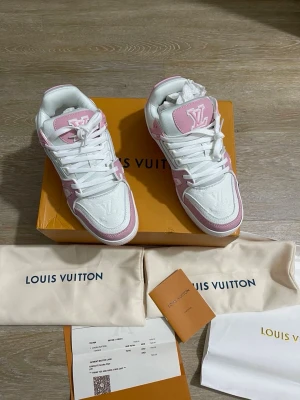 rosa och vita sneakers - Snygga skor i rosa och vita färg 