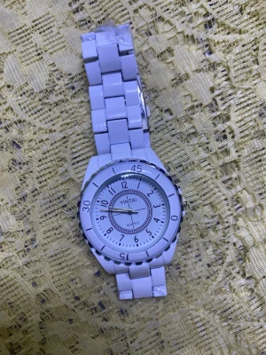 Vit klocka från Yintai med länkarmband - Stilren vit klocka från Yintai med klassiskt länkarmband och rund urtavla. Klockan har tydliga siffror och silverfärgade detaljer runt boetten. Perfekt accessoar för dig som gillar en clean look. Helt ny med nya batteri 
