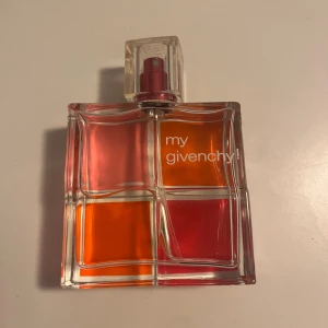 My Givenchy 50ml EDT Spray - Sällsynt parfym från Givenchy med färgstark design. Flaskan rymmer 50 ml. Perfekt för dig som vill sticka ut med en unik och sällsynt doft från ett ikoniskt modehus. Doftar mycket fruktigt och sött! Pris kan diskuteras!