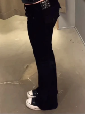 Low waist joey flare true religion - Lägsta modellen i färgen svart. Supersnygga (flare) i strl 25 vilket motsvarar xs/s! Köpta för 1300, färgen är lite urtvättad (se sista bild)