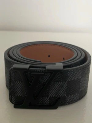 Lv bälte (helt nytt) - Säljer detta sprillans nya LV bältet i svart samt rutig färg. Bältet är helt nytt aldrig ens testad! Kontakta mig via funderingar.