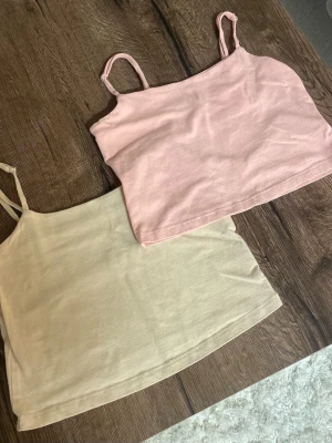 Två linnen i rosa & beige - Två linnen i beige & rosa från Lager 157, båda är magtröjor. Använt flertal gånger därav priset. Passar även en XS! 