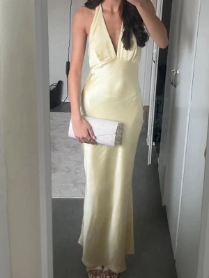 Ljusgul balklänning - Så fin ljusgul balklänning! Endast använd fåtal gånger. Jag köpte klänningen på plick och säljaren sa att den var från Zara men är inte helt säker eftersom lappen på klänningen inte fanns kvar.