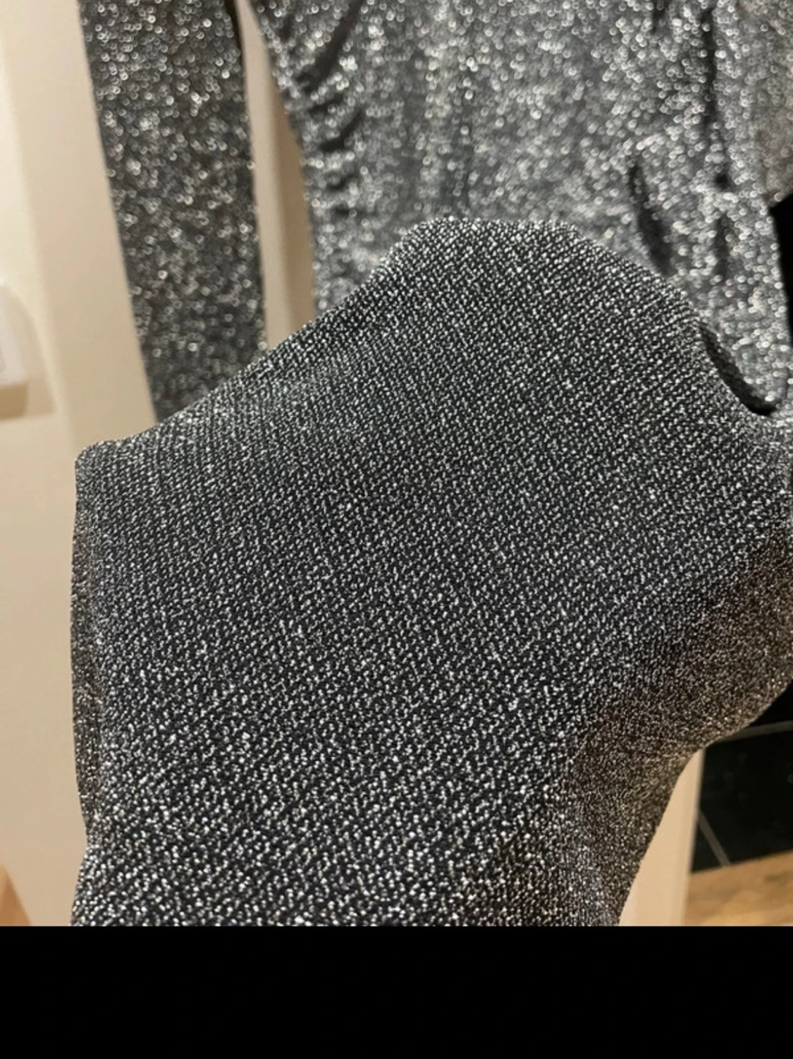 Glittrig silverklänning med v-ringning - 1