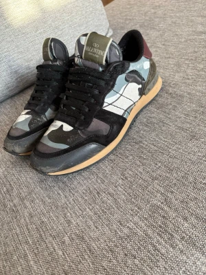 Valentino rockrunners - Snygga sneakers från Valentino med svart, grått och vitt camomönster. Pris kan diskuteras vi snabb affär 