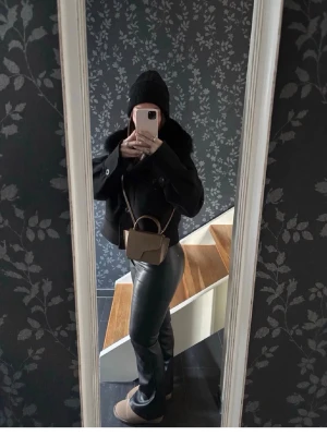 Skinnbyxor från chaira forthi - Säljer dessa skinnbyxor från chaira forthi💞💞 storlek s. 💕💕💕