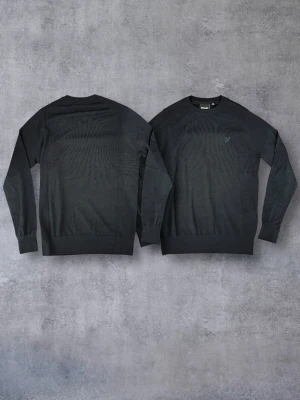 Lyle & Scott Merino Wool Crewneck Jumper Dark Navy - Jättesnygg merinoull crew neck från Lyle & Scott i 100% merinoull. Köpt för 1199kr, aldrig använd.   Storlek: S (Naturlig stretch/passform) Färg: Dark Navy Axelbredd: 40 cm Längd: 67,5 cm Passform: Slim fit