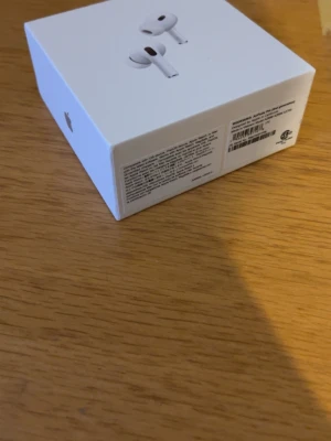 Apple AirPods Pro med laddningsetui - Säljer ett par AirPods 2 pro, dem har använts några gånger men kommer inte till användning lika mycket då de tillhör min mamma, därför säljs dem😊