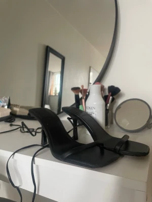 Svarta klackar - Säljer dessa svarta klackar med knytband strl 39💕💕💕💕