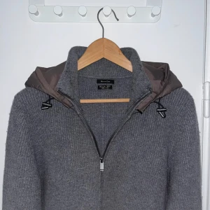 Massimo dutti cardigan - Tja! Säljer nu denna sjukt eftertraktade Massimo dutti cardiganen som bara är använd 3 gånger. Hör av er vid frågor och prisförslag!