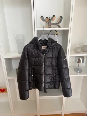 Svart pufferjacka från ONLY - Säljer denna fina vinterjacka från only! Använd en säsong, så några defekter (se bilder). Den är storlek 164 o passar mig som är 18 och 165!💞 jackan är ej tvättad så tror sminkfläckarna vid kragen går att få bort!