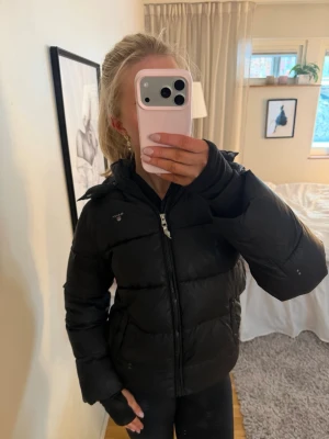 Svart pufferjacka från Gant - Säljer denna jackan från Gant. Storlek 158-164 som är samma storlek som xs. 